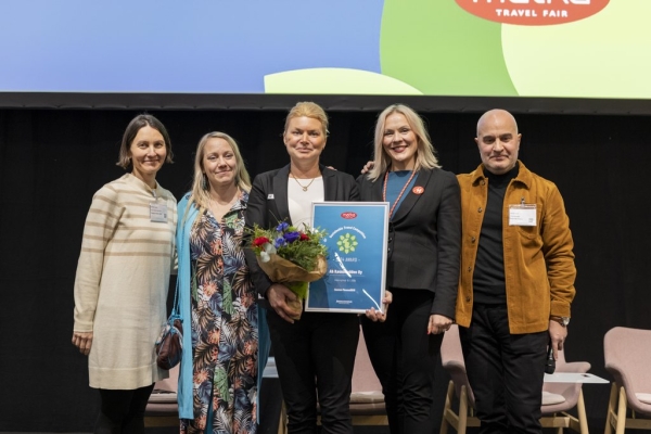 Kylpylähotelli ja ravintola Kasnäsudden hotellijohtaja Tanja Liljeqvist vastaanotti Matkamessujen 2024 vastuulliskilpailun palkinnon.