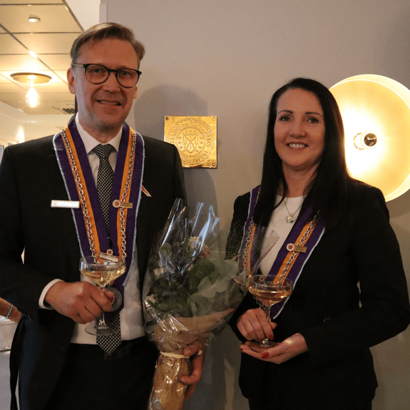 Kuvassa Radisson Blu Hotel Oulun F&B manager Hannu Kovala ja hotellinjohtaja Tarja Karvola palkitsemistilaisuudessa torstaina 9.10.2025. Sokotel