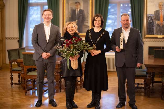 Yhteiskuvassa vasemmalta Julius Håkans, Mari Håkans, pormestari Minna Arve ja Joakim Håkans