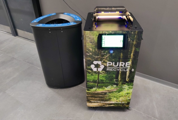 Pure Recyclen kehittämä innovaatio on markkinoiden pienin ja siirreltävissä oleva alumiinitölkkien ja muovipullojen palautus- ja kierrätyslaite, joka on suunnattu erityisesti ravintola- ja hotellialalle sekä tapahtumiin.
