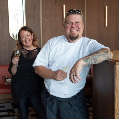 Ravintoloitsijat Hanna Kaartoaho ja Eero Suhonen lupaavat Bistro Le Coinin asiakkaille huipputason ruokaa ja rentoa meininkiä. 