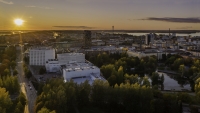 Tampere-talon selvitysten mukaan yhtiön työntekijöiden työmatkakilometreistä syntyvät typen oksidipäästöt pystytään kompensoimaan talon katolle asennetulla pinnoitteella