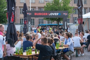 Burger Lovers Finland -yhteisön aktiivit tuovat burgerifestivaalin taas kesäkuussa Helsingin Rautatientorille. Tapahtumassa nautitaan Suomen kehutuimpien burgereiden lisäksi useista tähtiartistien konserteista. Viime kesänä Suomen suurimmaksi burgeriravintolaksi muuntautuneessa tapahtumassa yli 40 000 vierasta pääsi nauttimaan burgereista. Suomen paras hampurilaisravintola julkistetaan tapahtuman lehdistölounaalla keskiviikkona 15.6. 