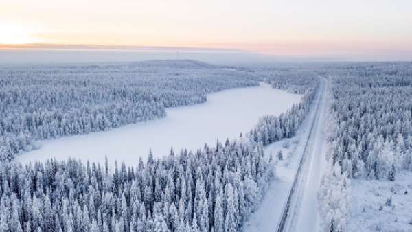 Suomen syrjäinen sijainti tekee kilpailukykyisen lento- ja meriliikenteen välttämättömäksi ulkomailta Suomeen suuntautuvan matkailun kehitykselle